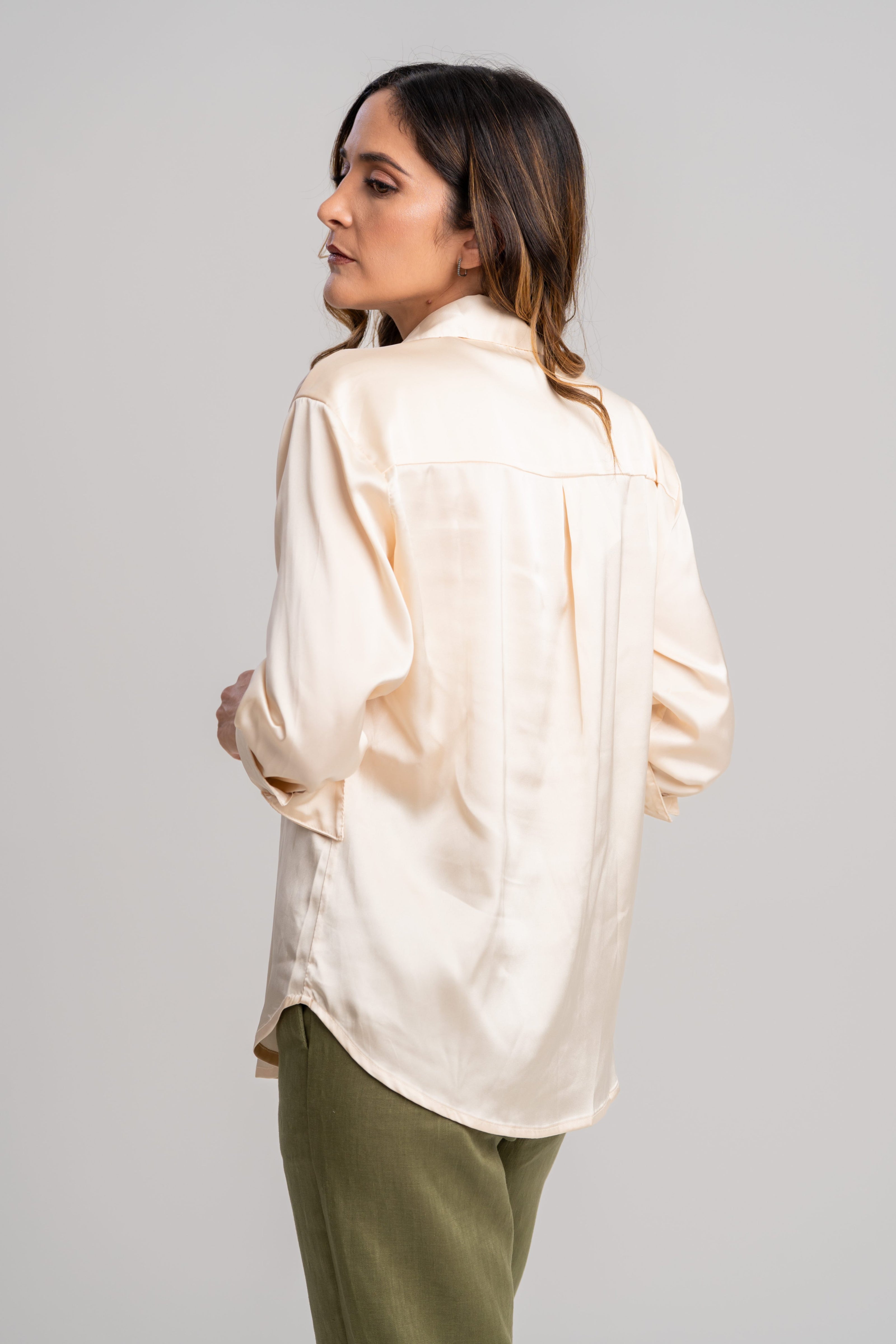 Look blusa beige seda y pantalon lino verde