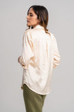 Look blusa beige seda y pantalon lino verde