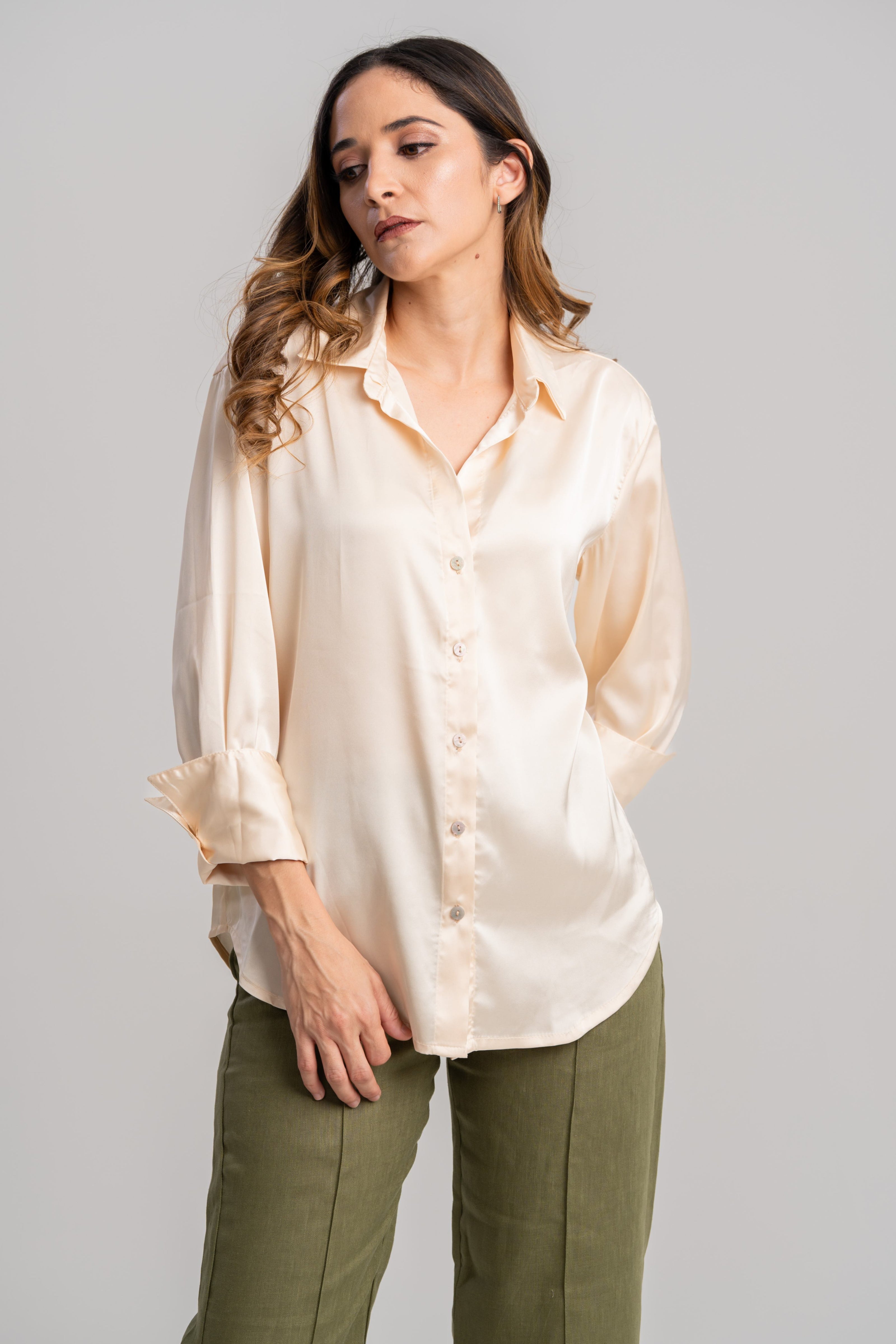 Look blusa beige seda y pantalon lino verde