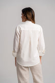 Look blusa blanca en seda y pantalon lino