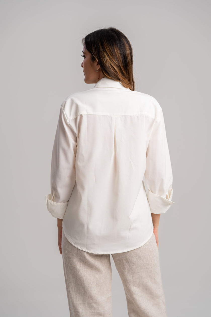 Look blusa blanca en seda y pantalon lino