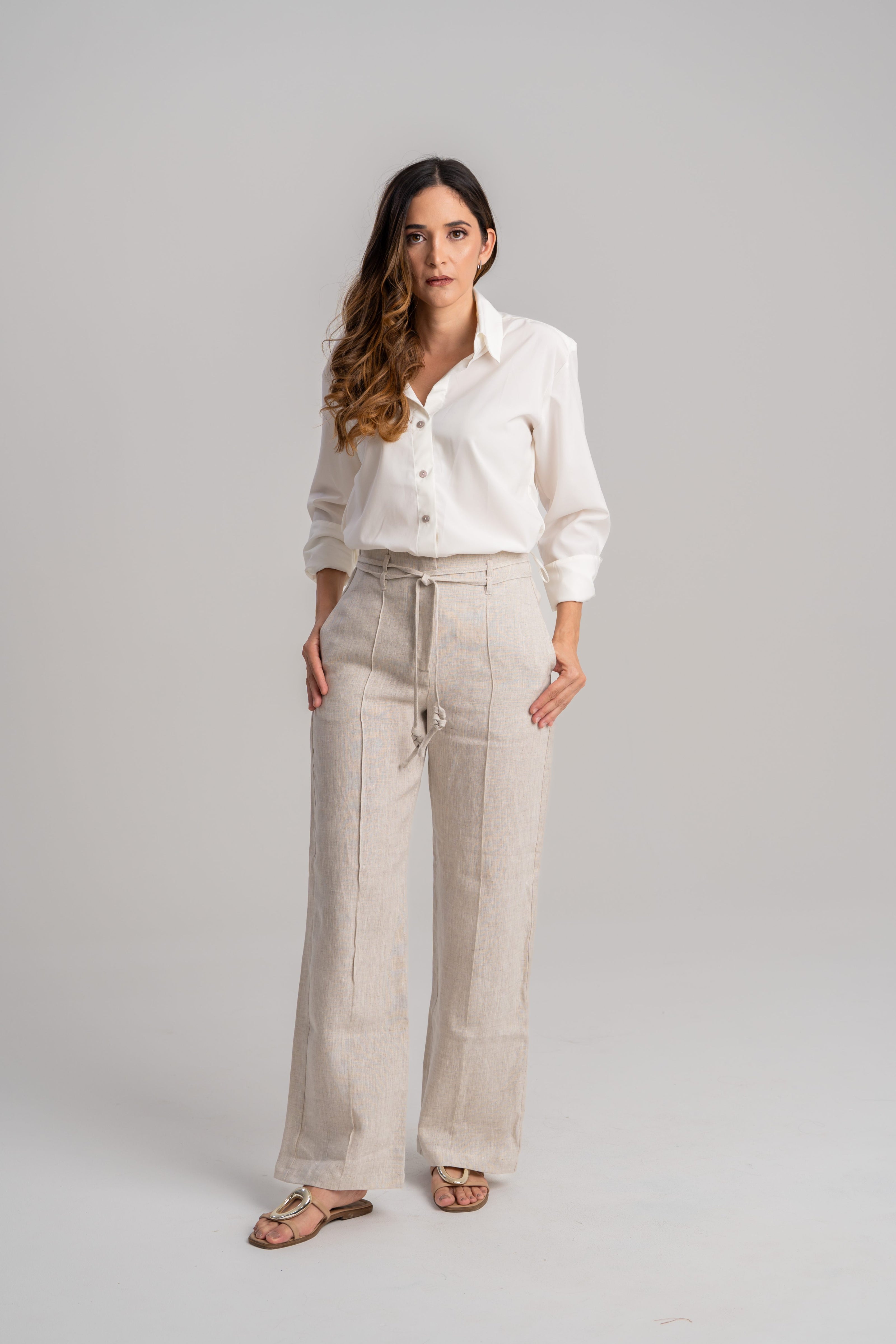 Look blusa blanca en seda y pantalon lino