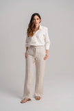 Look blusa blanca en seda y pantalon lino