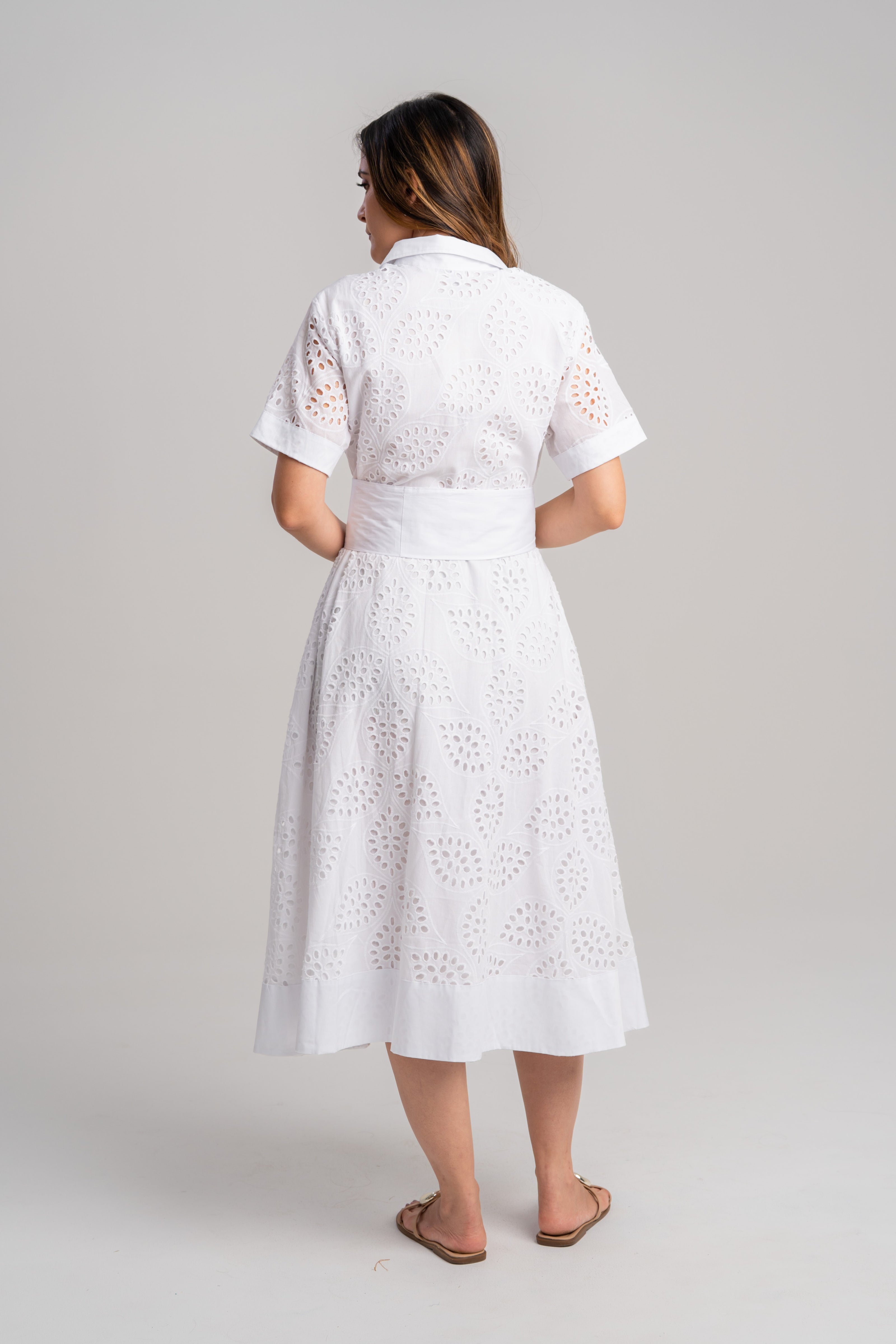 Vestido blanco en ojalillo