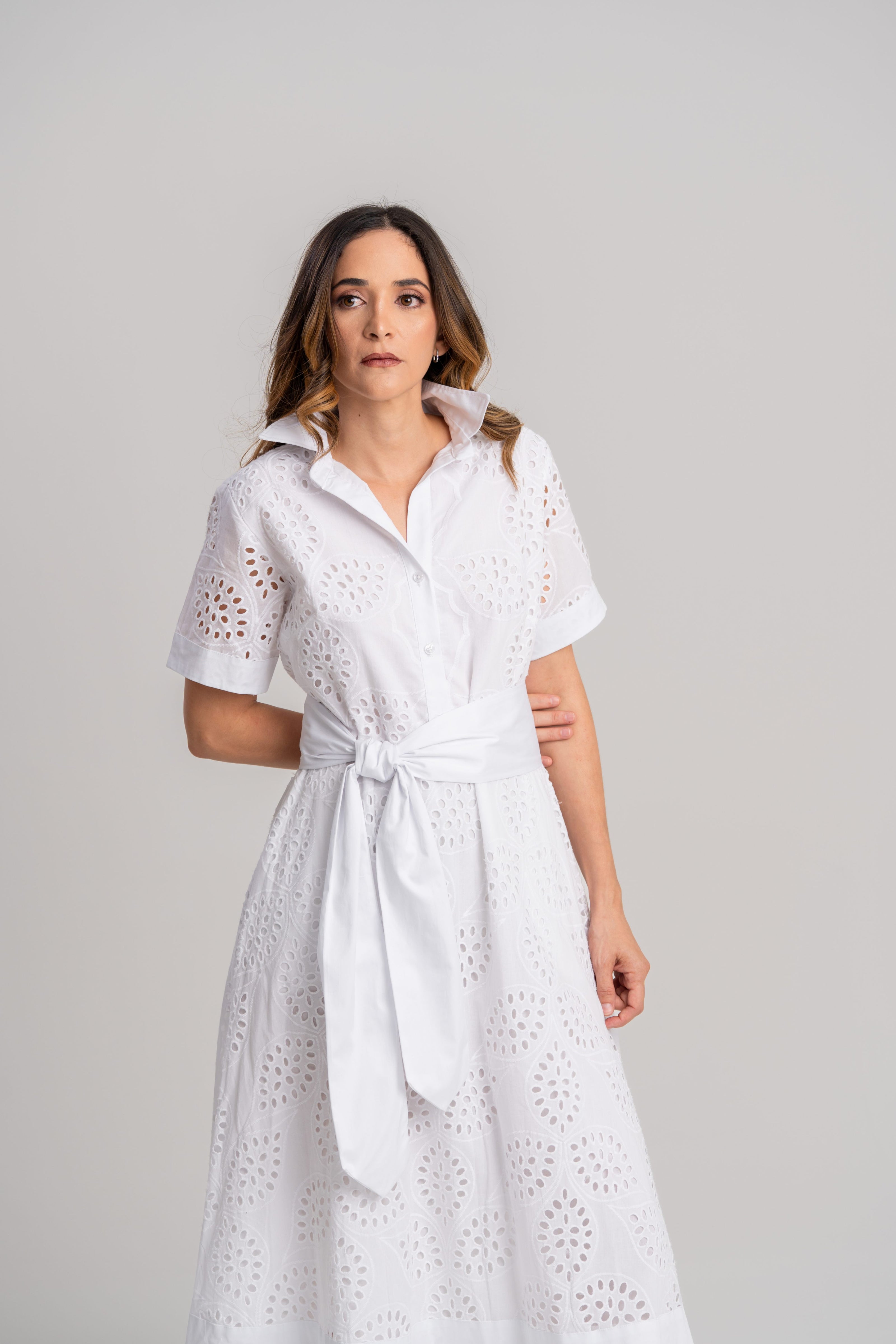 Vestido blanco en ojalillo