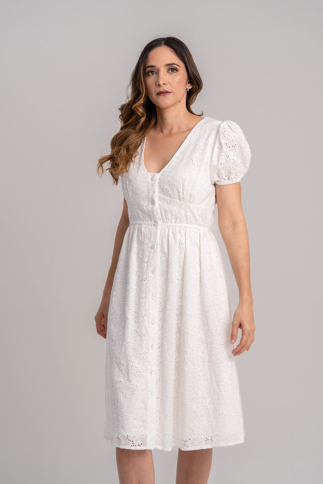 Vestido elegante en ojalillo blanco