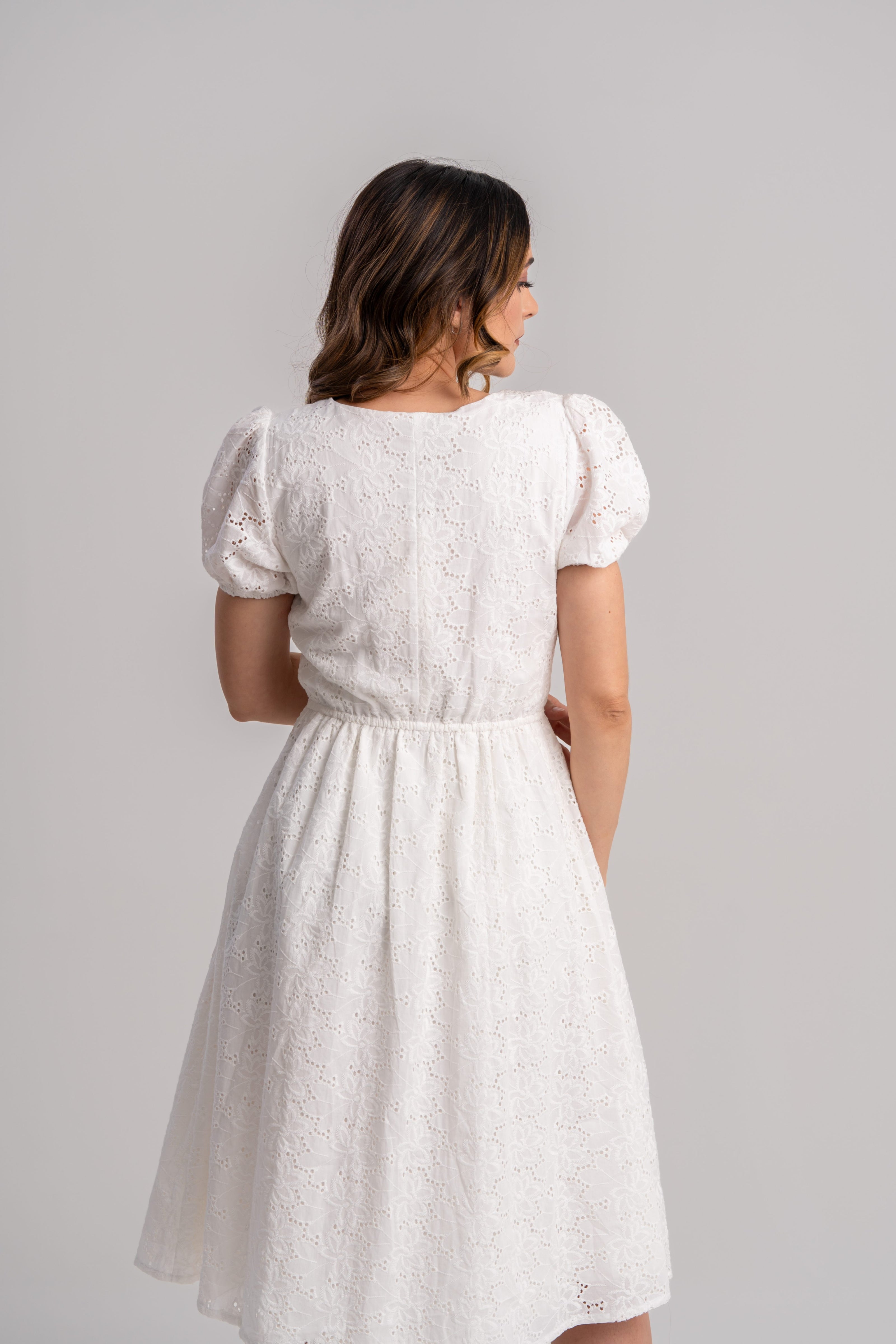 Vestido elegante en ojalillo blanco