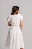 Vestido elegante en ojalillo blanco