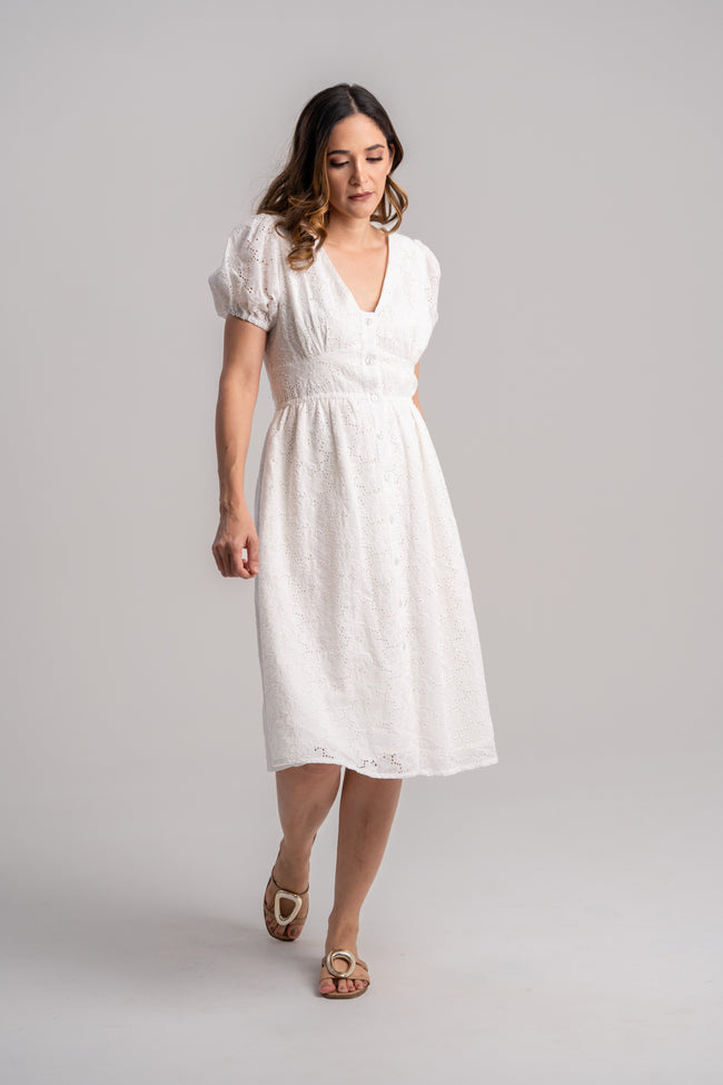 Vestido elegante en ojalillo blanco
