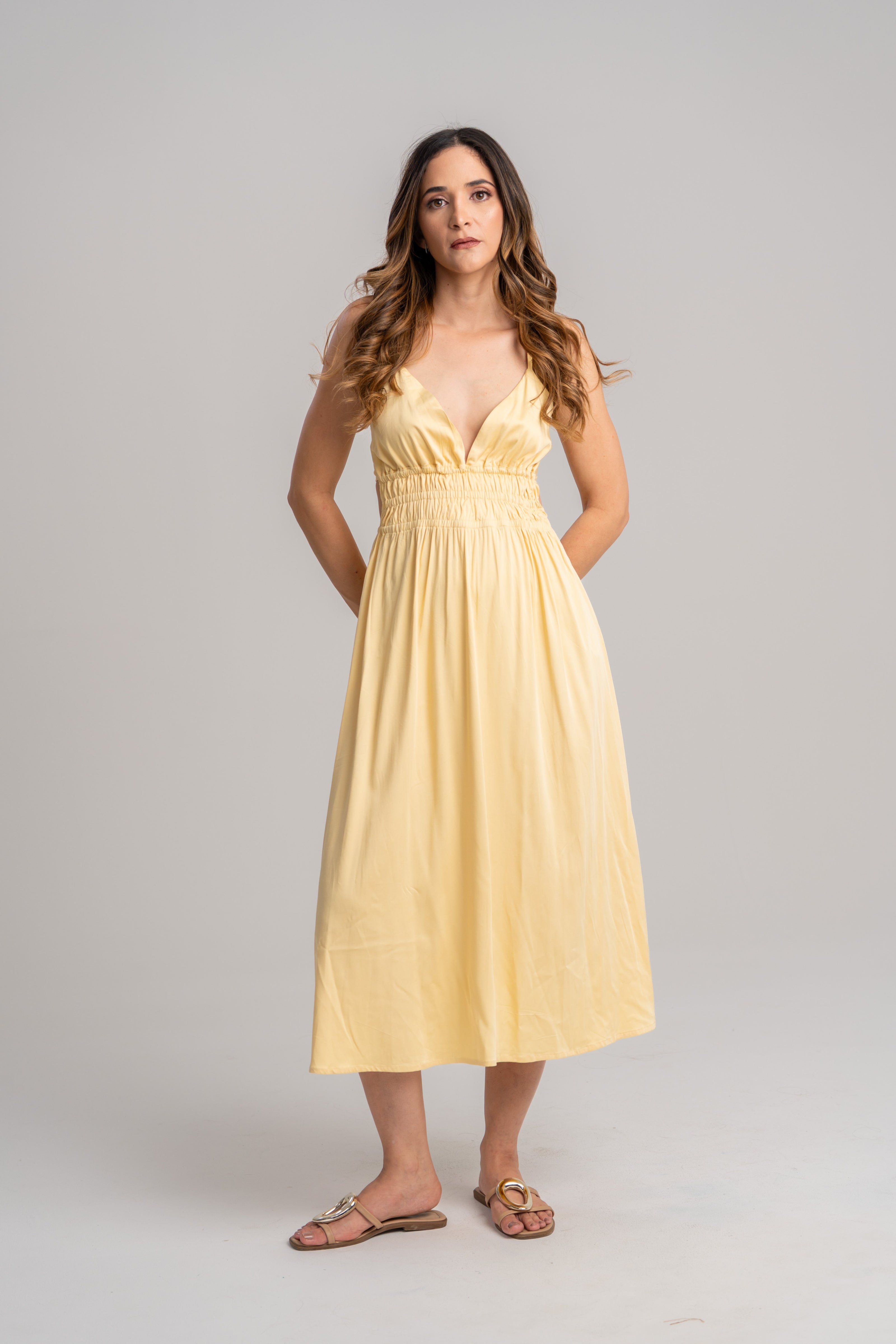 Vestido amarillo elegante espalda destapada