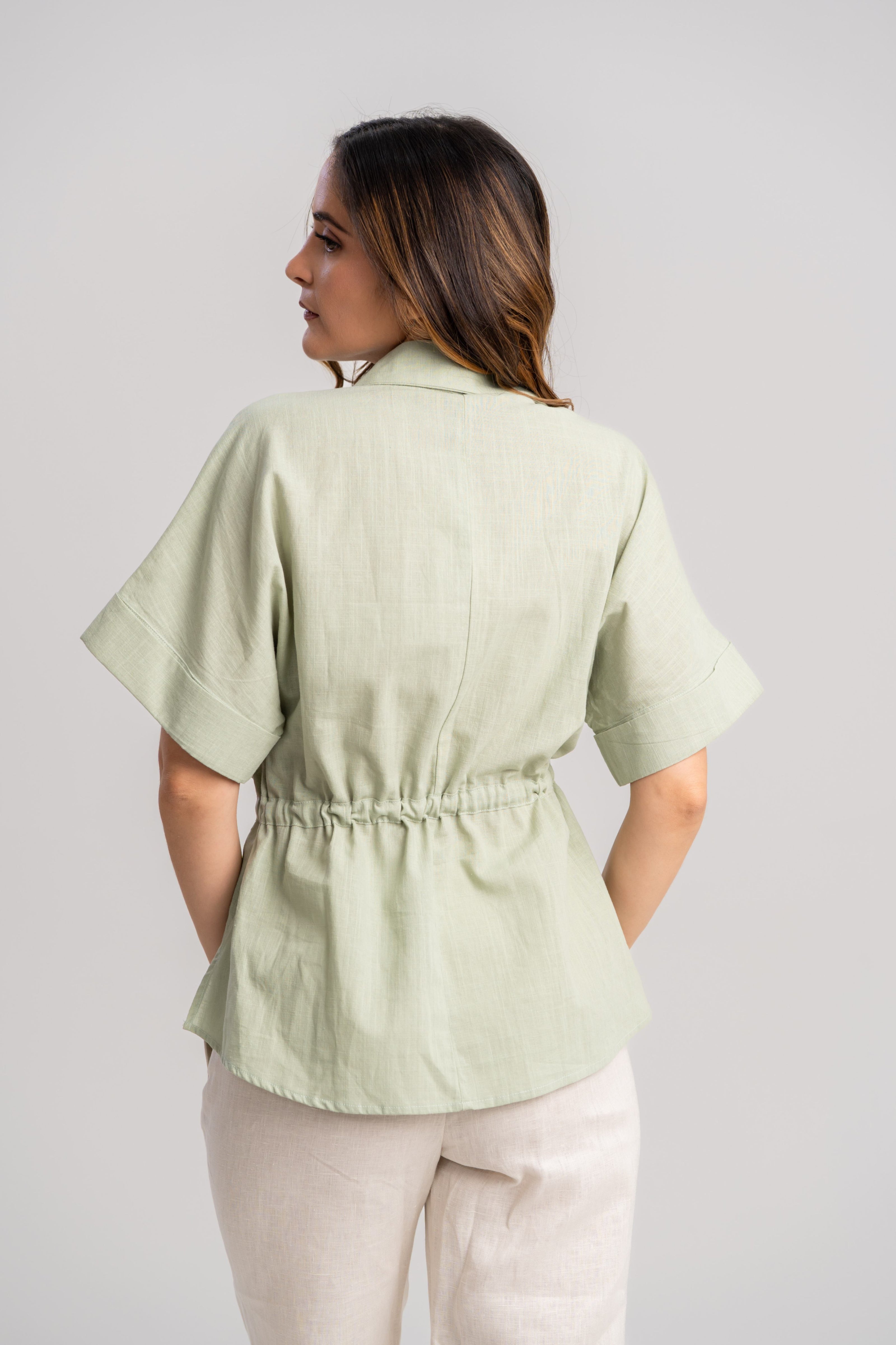 Blusa verde estilo safari